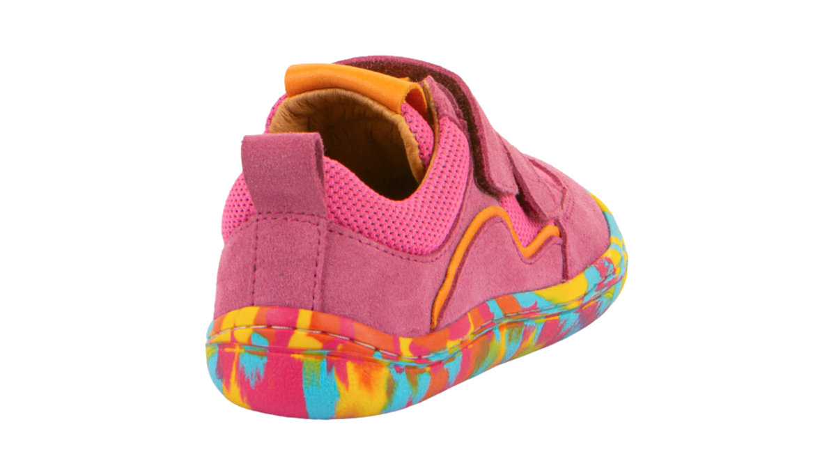Barfußschuh für Kinder mit zwei Klettverschlüssen, geschlossene Zehen und geschlossener Fersenbereich, schräge Rückansicht, einzelner Schuh