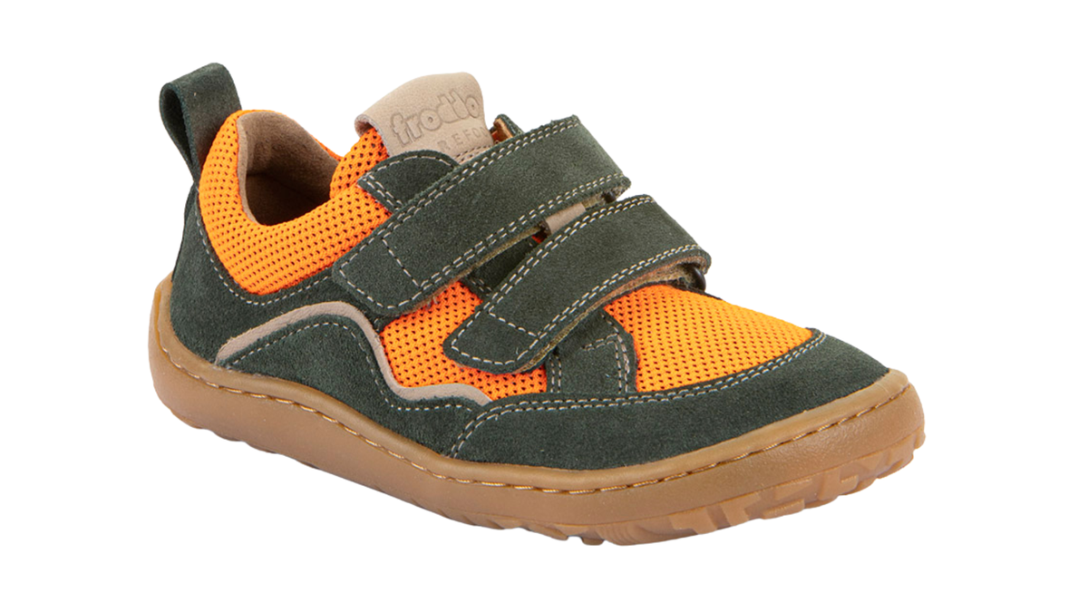 Barfußschuh für Kinder, geschlossene Zehen und geschlossener Fersenbereich, zwei Klettverschlüsse, flexible Sohle, textile Einsätze, Einzelschuh, schräge Vorderansicht