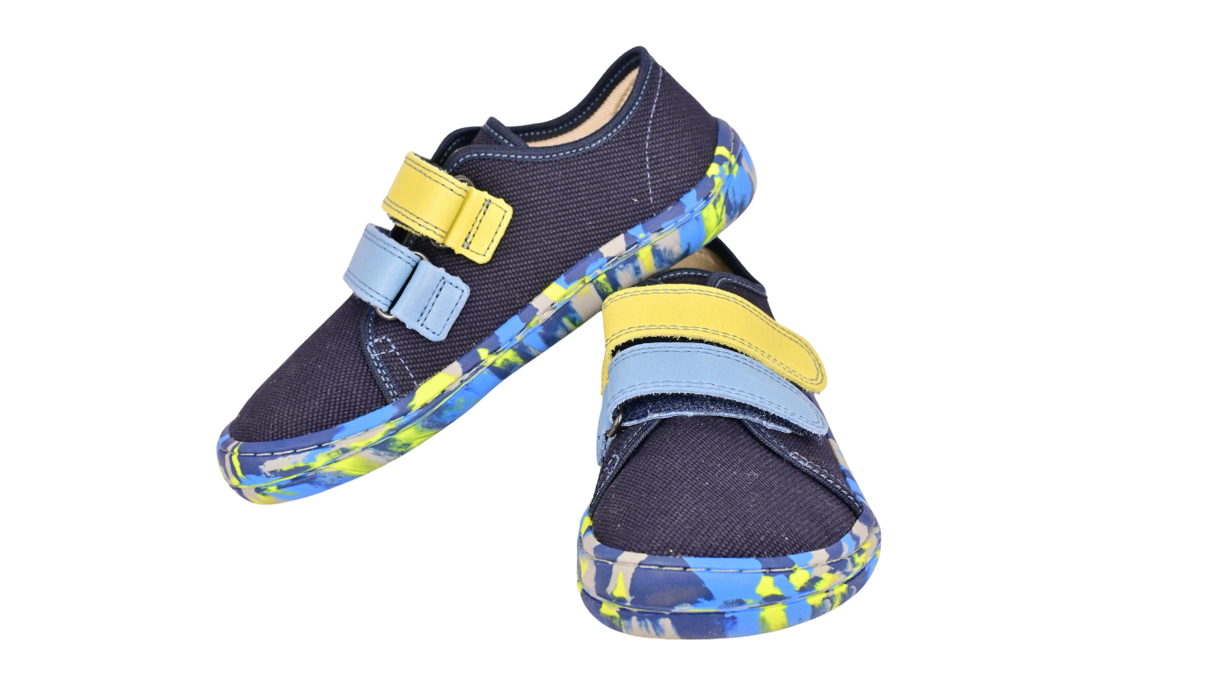 Barfußschuhe für Kinder mit zwei Klettverschlüssen, geschlossene Zehen und geschlossener Fersenbereich, schräge Vorderansicht, Paar