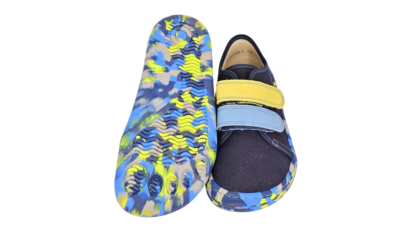 Barfußschuhe für Kinder mit flexibler profilierter Sohle, Ansicht von unten, Paar