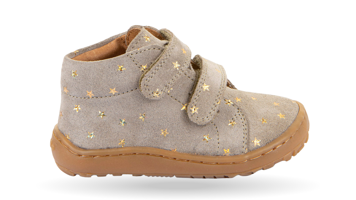 Barfußschuh für Kinder, geschlossene Zehen und geschlossener Fersenbereich, zwei Klettverschlüsse, flexible Sohle, Muster auf dem Obermaterial, Einzelschuh, Seitenansicht außen