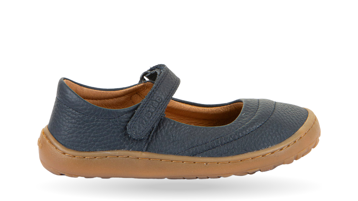 Barfußschuh, geschlossene Zehen und geschlossener Fersenbereich, Spannriemen mit Klettverschluss, flexible Sohle, Einzelschuh, Seitenansicht außen