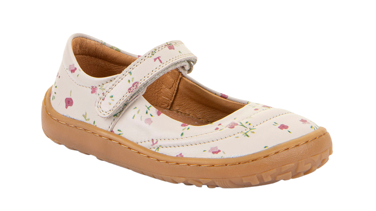 Barfußschuh, geschlossene Zehen und geschlossener Fersenbereich, Spannriemen mit Klettverschluss, flexible Sohle, Muster auf dem Obermaterial, Einzelschuh, schräge Vorderansicht