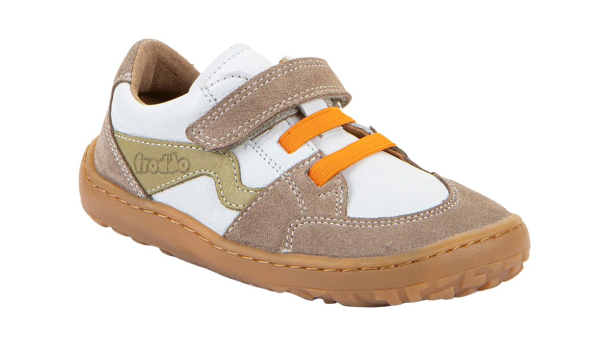 Barfußschuh für Kinder, geschlossene Zehen und geschlossener Fersenbereich, Klettverschluss und elastische Riemen, flexible Sohle, Einzelschuh, schräge Vorderansicht