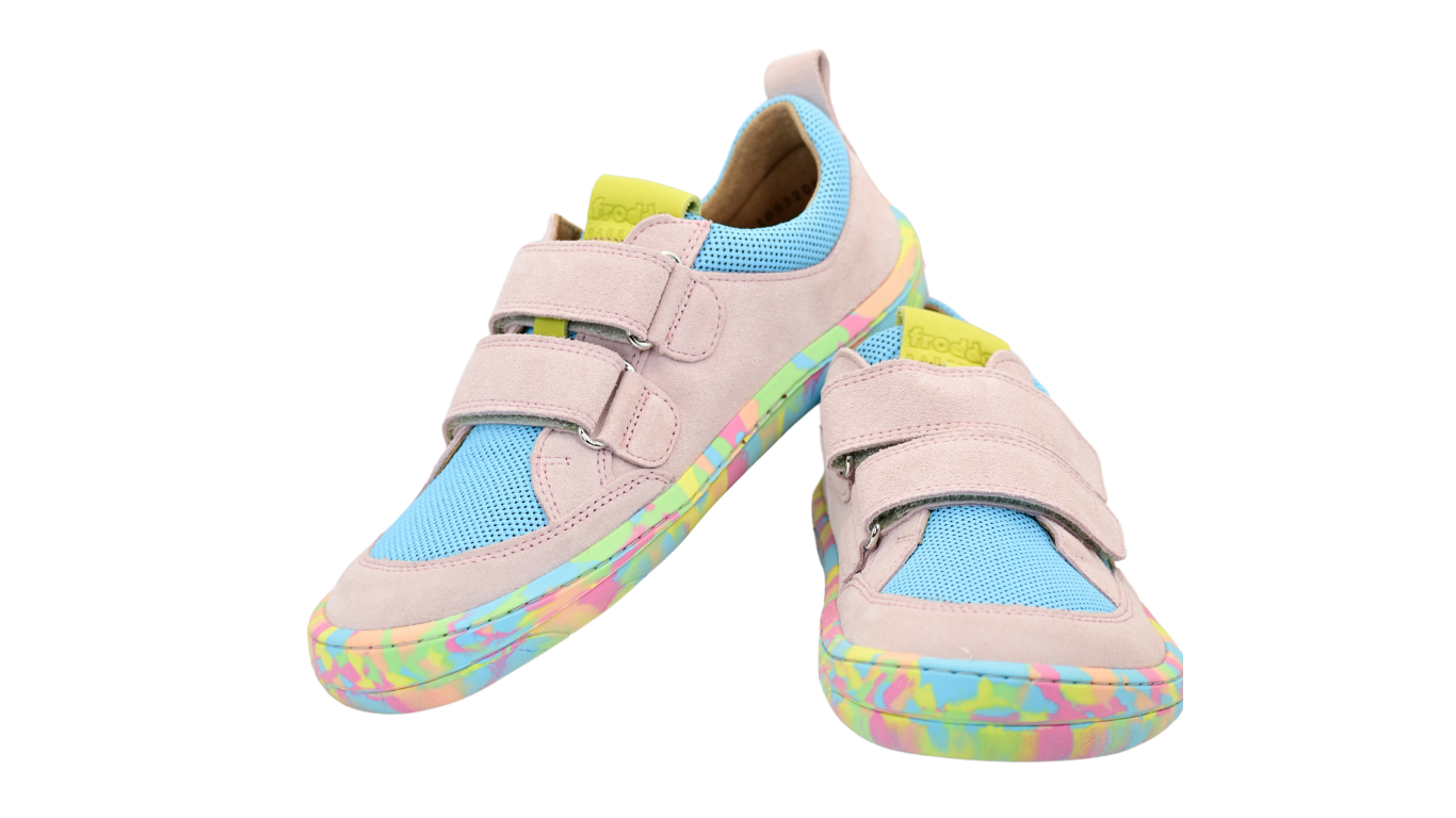 Barfußschuhe für Kinder mit zwei Klettverschlüssen, geschlossene Zehen und geschlossener Fersenbereich, schräge Vorderansicht, Paar