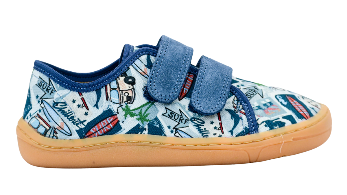 Barfußschuh für Kinder mit zwei Klettverschlüssen, geschlossene Zehen und geschlossener Fersenbereich, Seitenansicht außen, einzelner Schuh
