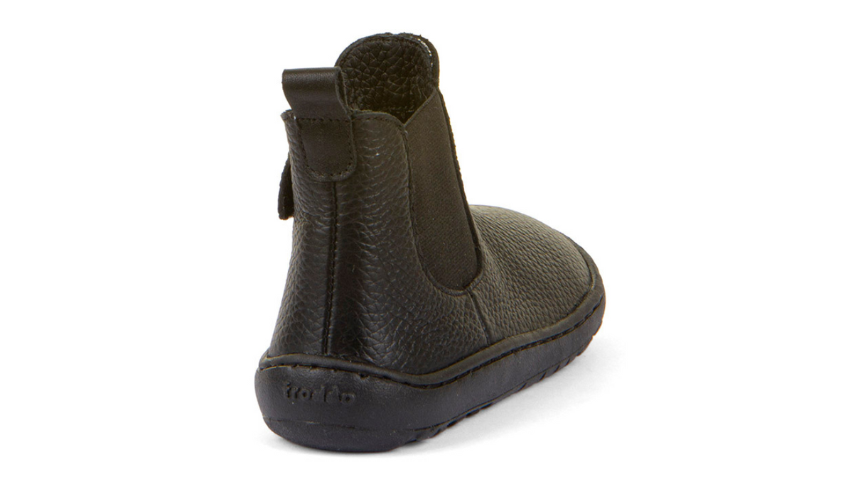Barfußstiefel mit elastischem seitlichem Einsatz, geschlossene Zehen und geschlossener Fersenbereich, schräge Rückansicht