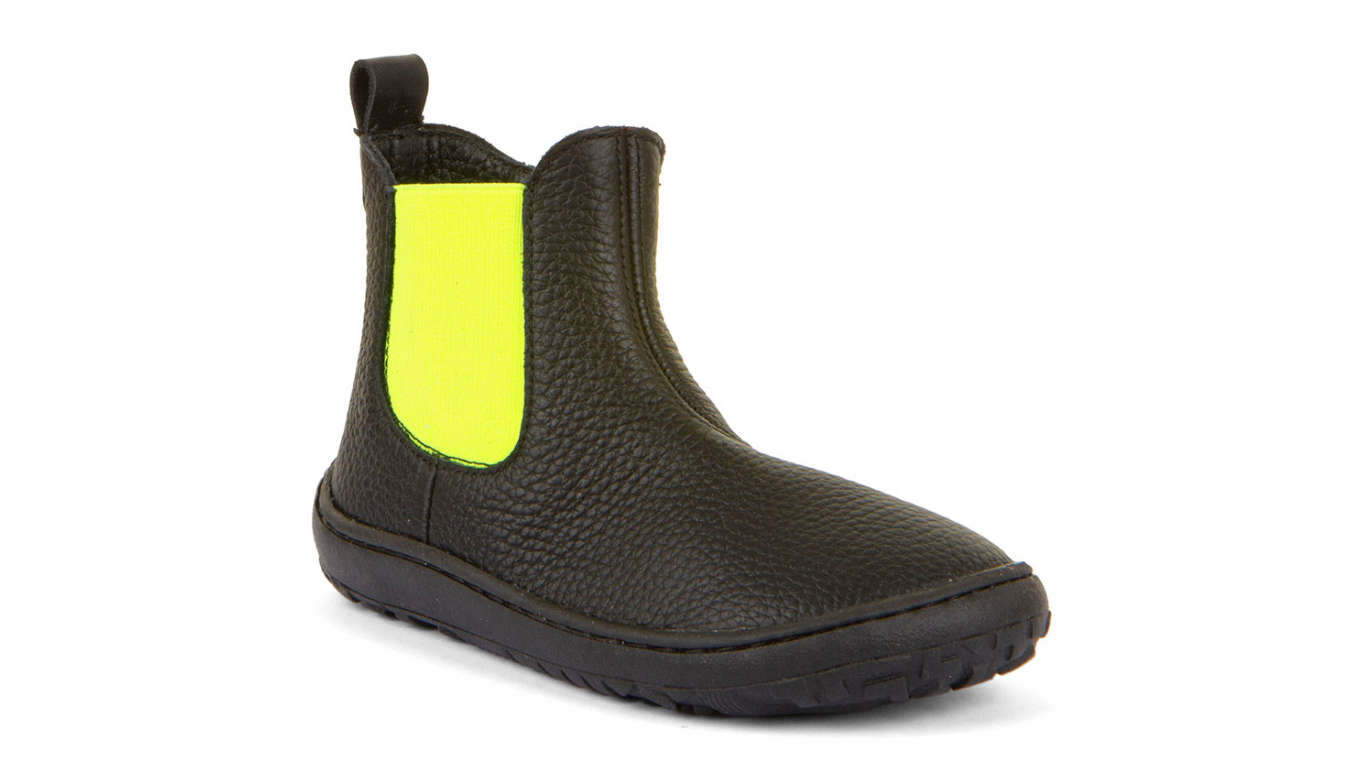 Barfußstiefel mit elastischem seitlichem Einsatz in Kontrastfarbe, geschlossene Zehen und geschlossener Fersenbereich, schräge Vorderansicht