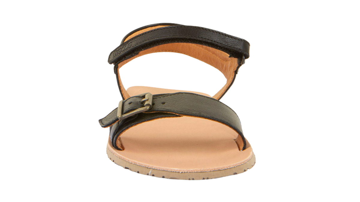 Barfußsandale, offene Zehen und offener Fersenbereich, Fersenriemen mit Klettverschluss und Vorderfußriemen mit Schnalle, flexible Sohle, Einzelschuh, Vorderansicht
