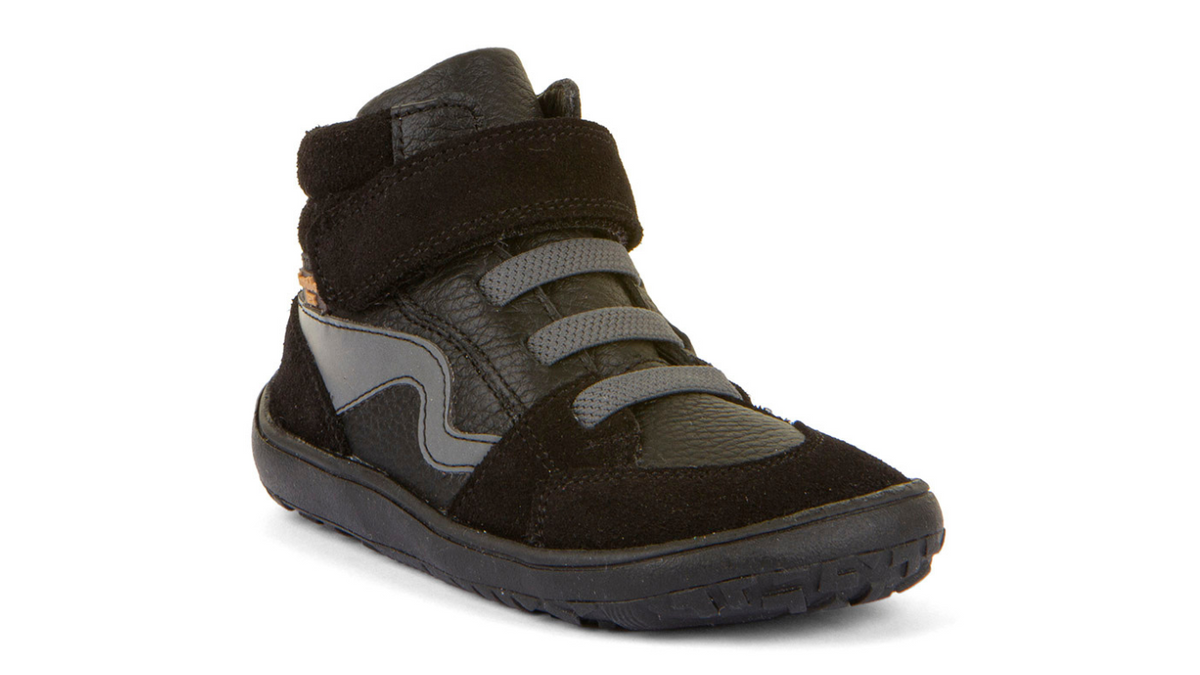 Barfußschuh mit zwei Klettverschlüssen, geschlossene Zehen und geschlossener Fersenbereich, schräge Vorderansicht