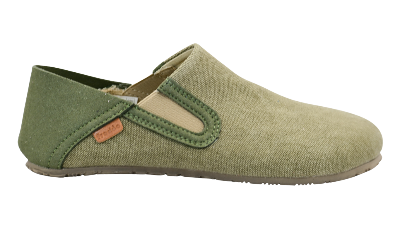Barfußschuh als Slipper mit elastischem Einsatz, geschlossene Zehen und geschlossener Fersenbereich, Seitenansicht außen, einzelner Schuh