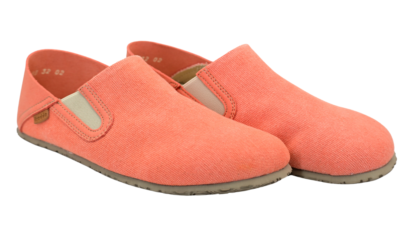 Barfußschuhe als Slipper mit elastischem Einsatz, geschlossene Zehen und geschlossener Fersenbereich, schräge Vorderansicht, Paar