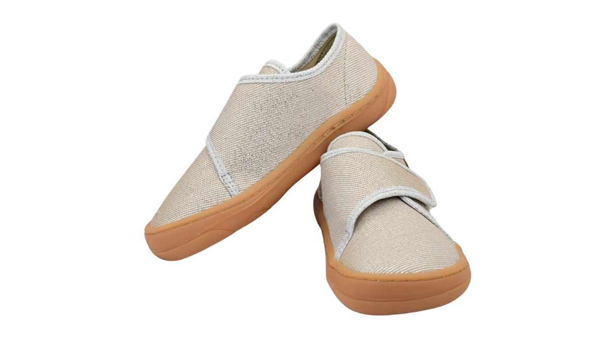 Barfußschuhe mit Klettverschluss, geschlossene Zehen und geschlossener Fersenbereich, schräge Vorderansicht, Paar