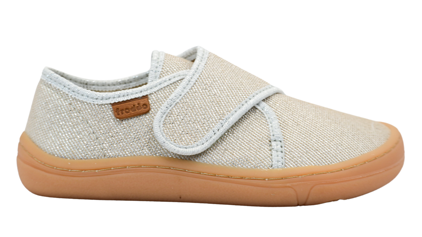Barfußschuh mit Klettverschluss, geschlossene Zehen und geschlossener Fersenbereich, Seitenansicht außen, einzelner Schuh