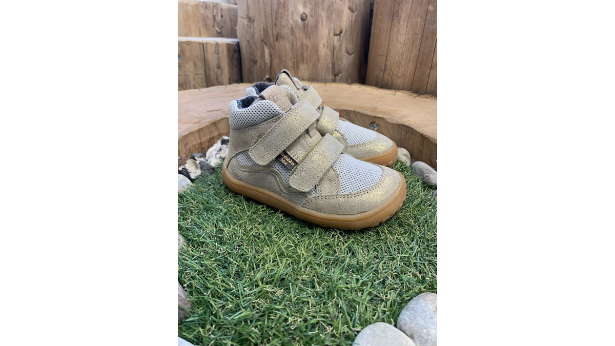 Barfußschuhe für Kinder mit zwei Klettverschlüssen, geschlossene Zehen und geschlossener Fersenbereich, schräge Vorderansicht im Außenbereich, Paar
