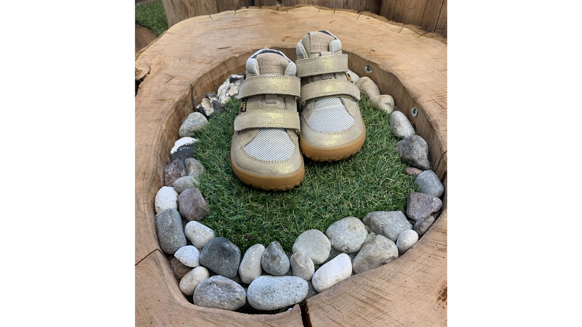 Barfußschuhe für Kinder mit zwei Klettverschlüssen, geschlossene Zehen und geschlossener Fersenbereich, Draufsicht im Außenbereich, Paar
