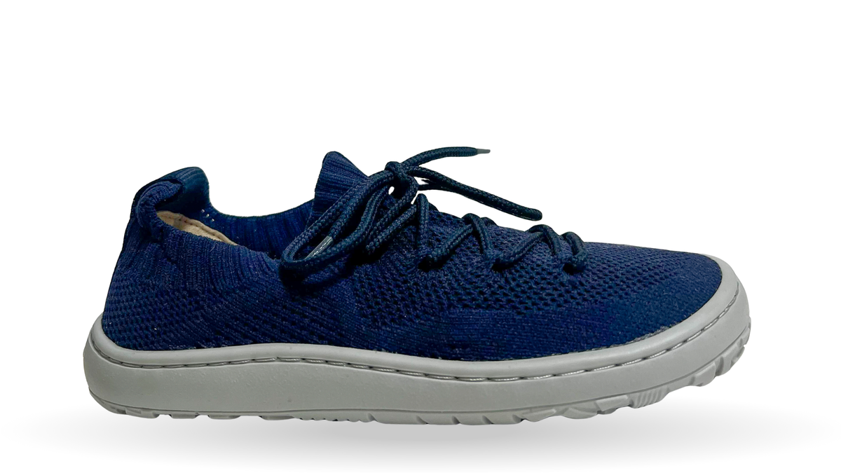 Barfußschuh mit Schnürung, geschlossene Zehen und geschlossener Fersenbereich, Seitenansicht außen, einzelner Schuh