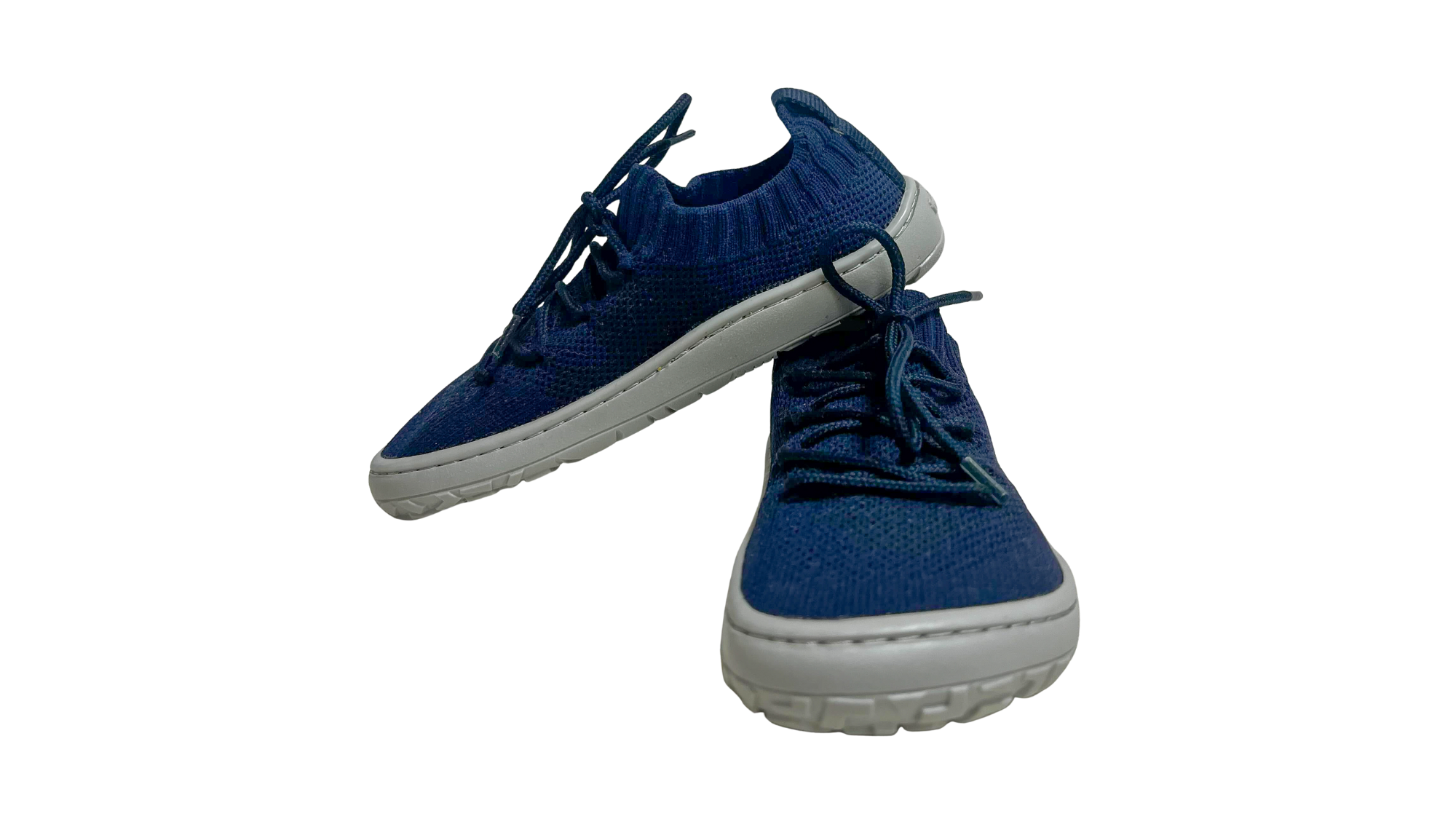Barfußschuhe mit Schnürung, geschlossene Zehen und geschlossener Fersenbereich, schräge Vorderansicht, Paar