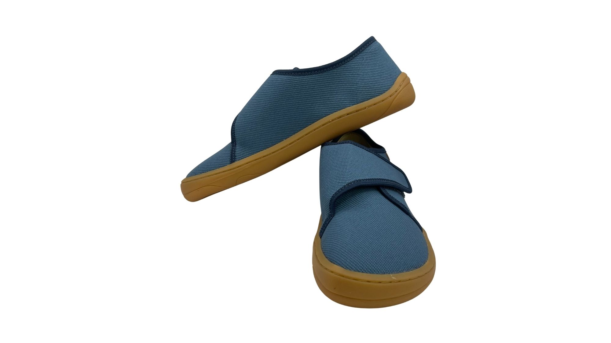 Barfußschuhe mit Klettverschluss, geschlossene Zehen und geschlossener Fersenbereich, schräge Vorderansicht, Paar