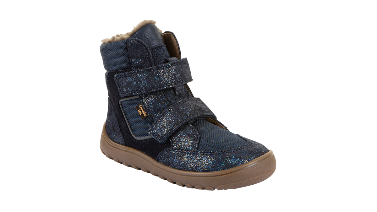Gefütterter Kinder-Barfußstiefel mit zwei Klettverschlüssen, breiter Zehenbox und Zehenschutz, schräge Vorderansicht
