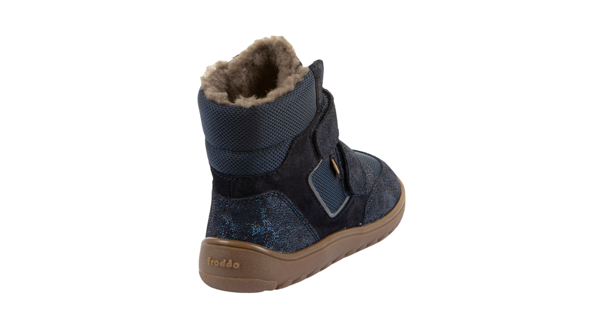 Gefütterter Kinder-Barfußstiefel mit geschlossener Ferse, sichtbarem Futter und hochgezogener Sohle, Rückansicht
