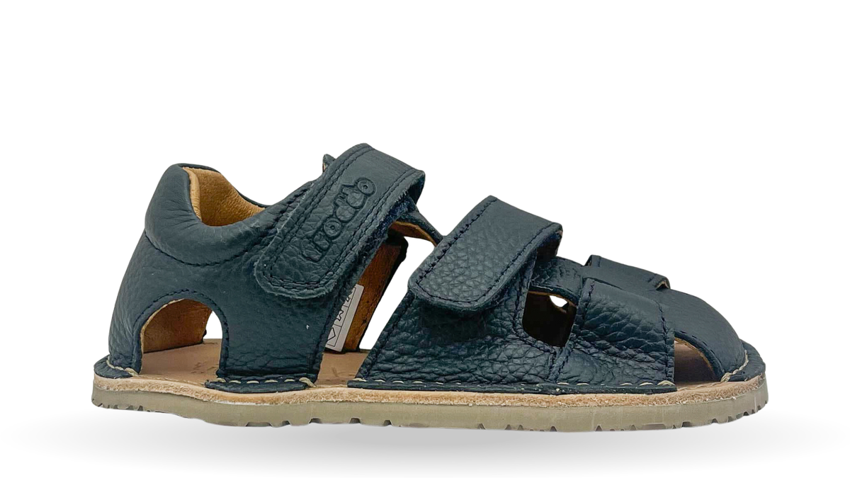 Barfußsandale für Kinder mit zwei Klettverschlüssen, offene Zehen und offener Fersenbereich, Seitenansicht außen, einzelner Schuh
