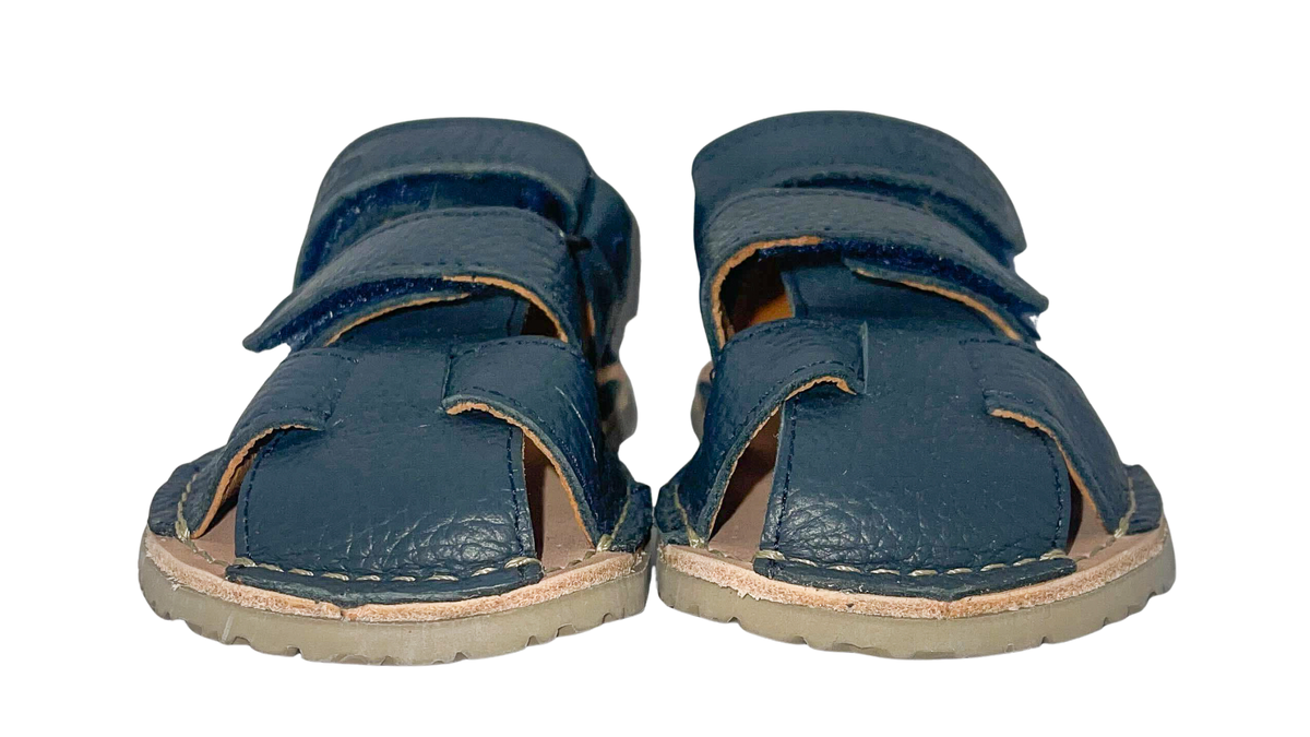 Barfußsandalen für Kinder mit zwei Klettverschlüssen, offene Zehen und offener Fersenbereich, Vorderansicht, Paar