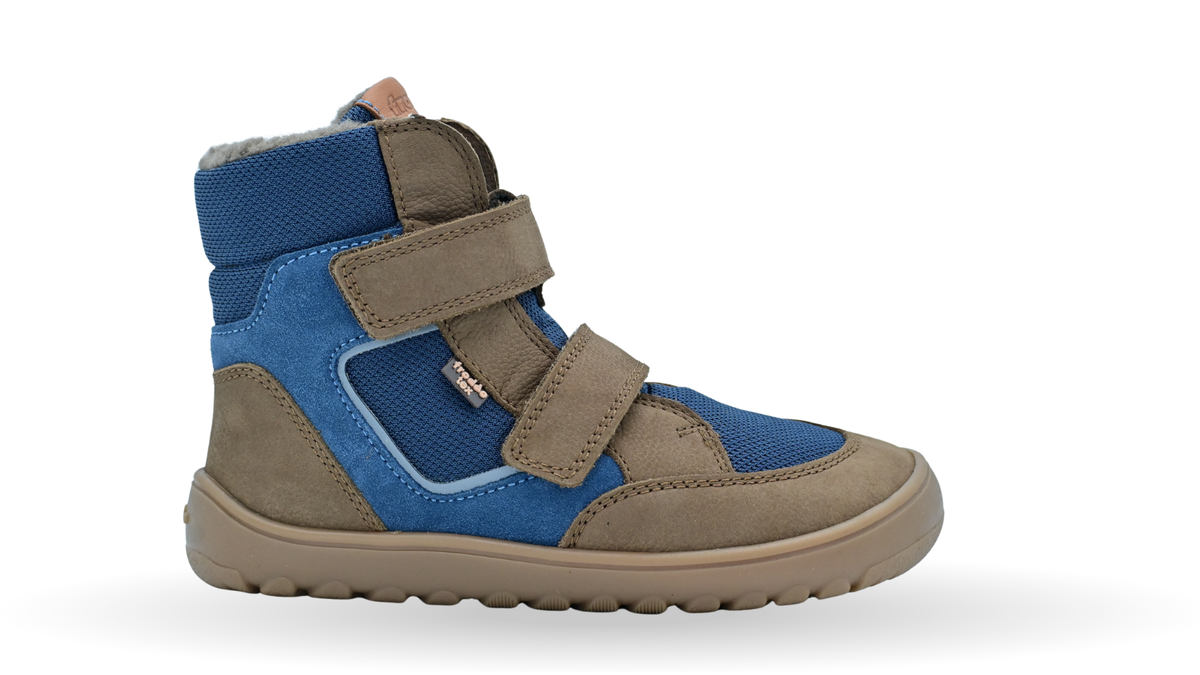 Gefütterter Kinder-Barfußstiefel mit breiter Zehenbox, zwei Klettverschlüssen und sichtbarem Futter, Seitenansicht außen
