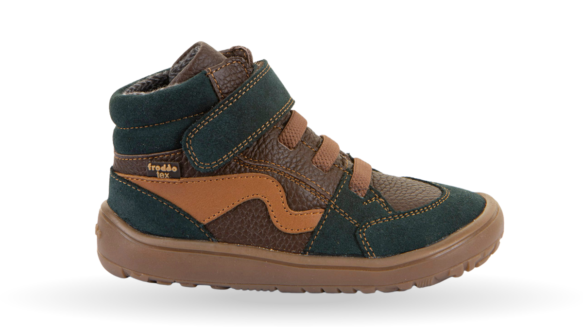 Barfußschuh mit zwei Klettverschlüssen, geschlossene Zehen und geschlossener Fersenbereich, Seitenansicht außen