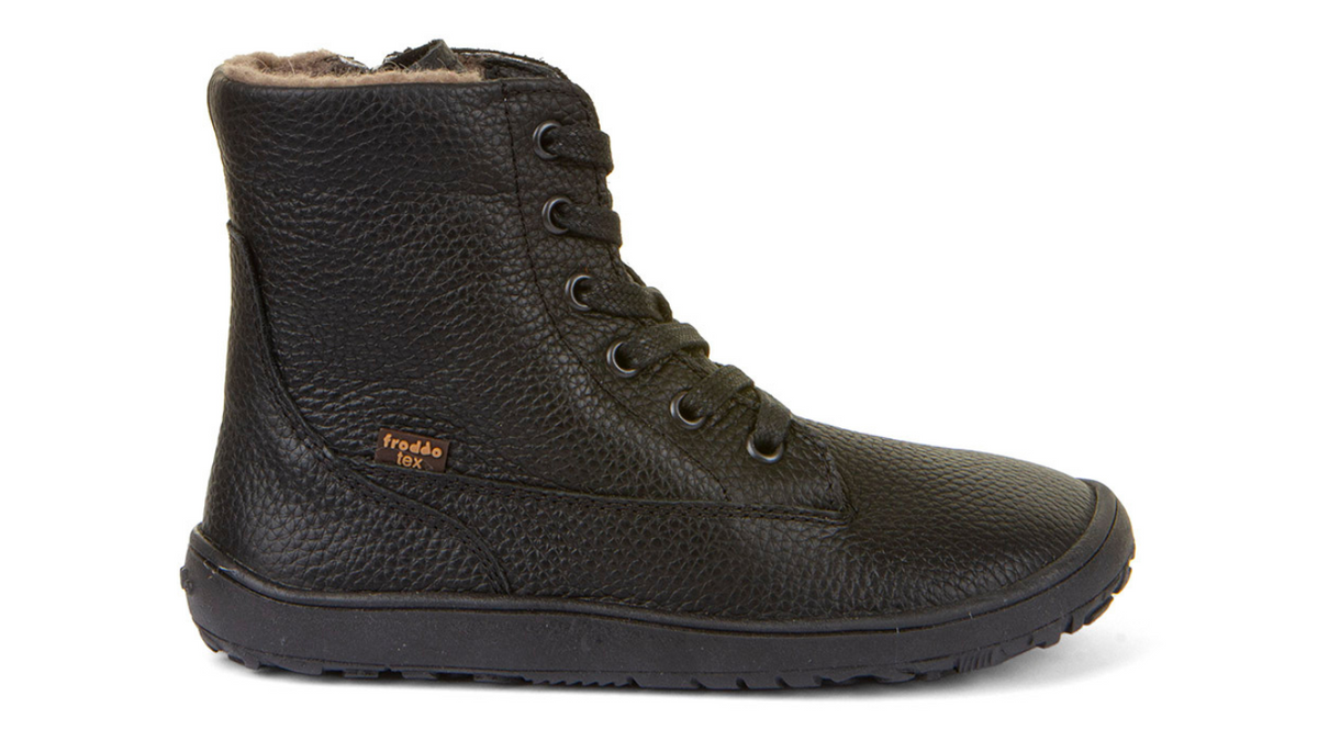 Barfußstiefel mit Schnürung, geschlossene Zehen und geschlossener Fersenbereich, Seitenansicht außen, einzelner Schuh