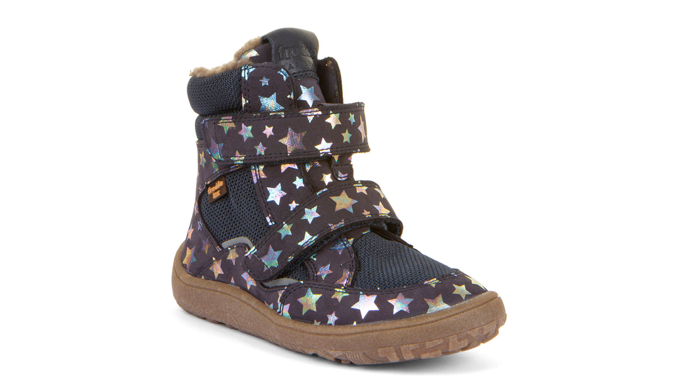 Barfußstiefel für Kinder mit zwei Klettverschlüssen, geschlossene Zehen und geschlossener Fersenbereich, schräge Vorderansicht, einzelner Schuh