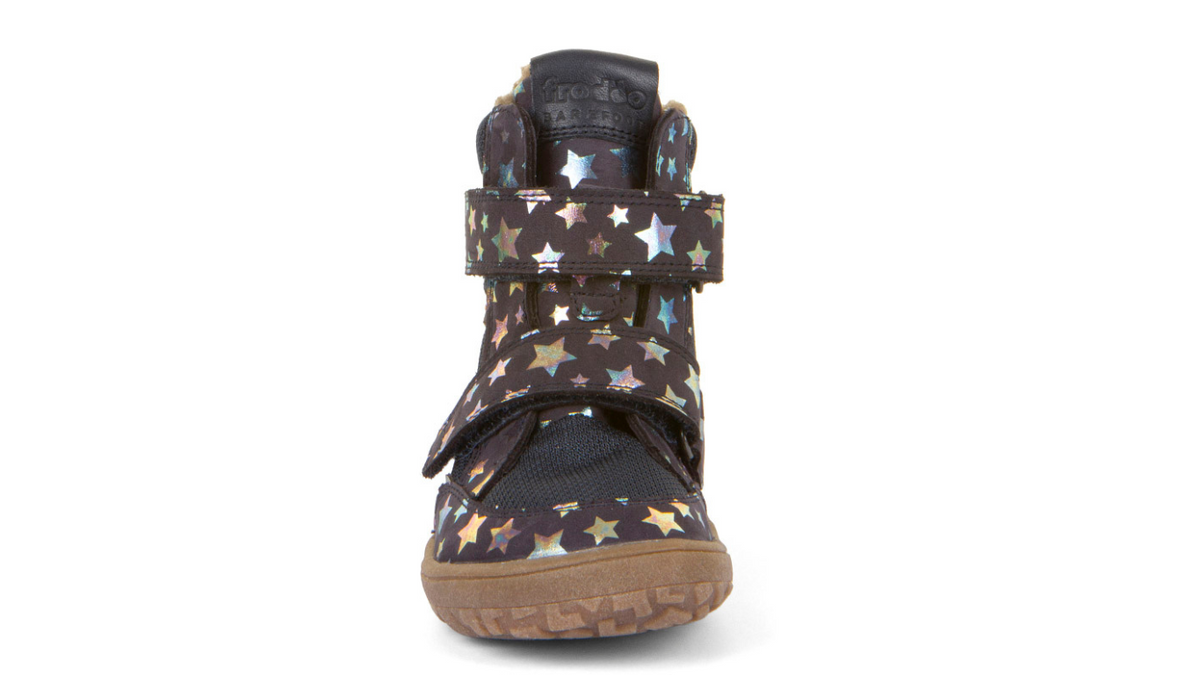 Barfußstiefel für Kinder mit zwei Klettverschlüssen, geschlossene Zehen und geschlossener Fersenbereich, Vorderansicht, einzelner Schuh