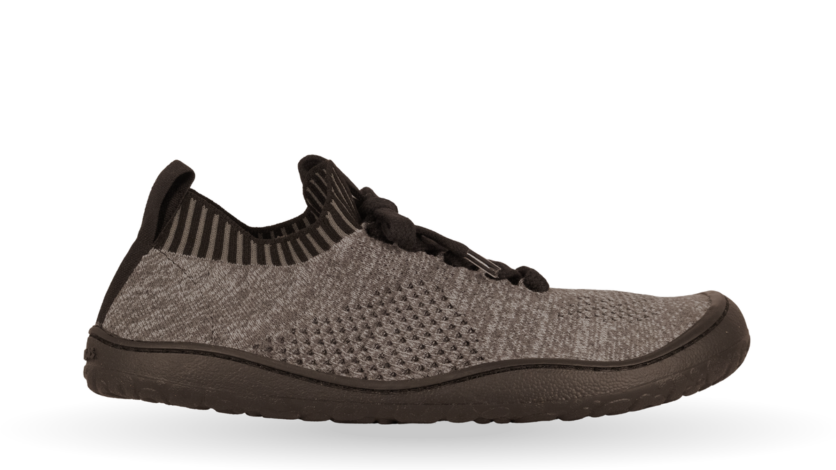 Barfußschuh mit Schnürsenkeln, geschlossener Zehenbox und geschlossenem Fersenbereich, flexible Sohle, Seitenansicht außen