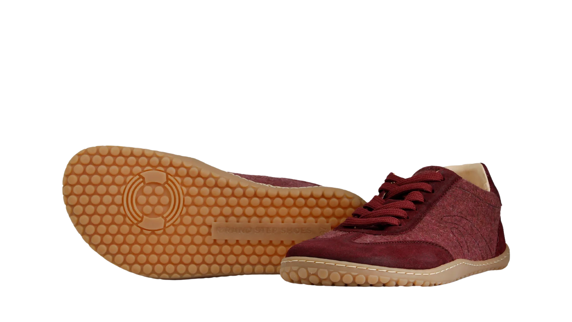 Paar Barfuß-Halbschuhe für Erwachsene mit profilierter Laufsohle, Schnürung und breiter Zehenbox, Ansicht von unten und schräge Vorderansicht