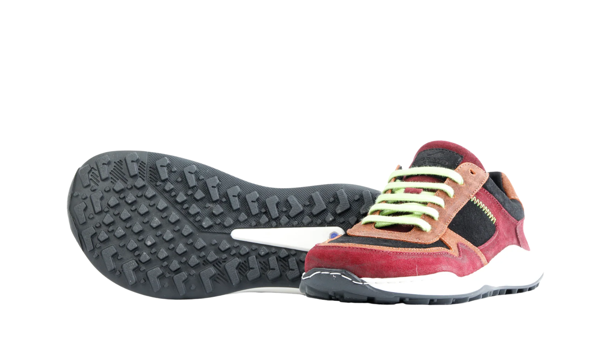 Paar Sneaker für Erwachsene mit profilierter Laufsohle, Schnürung und breiter Zehenbox, Ansicht von unten und vorn