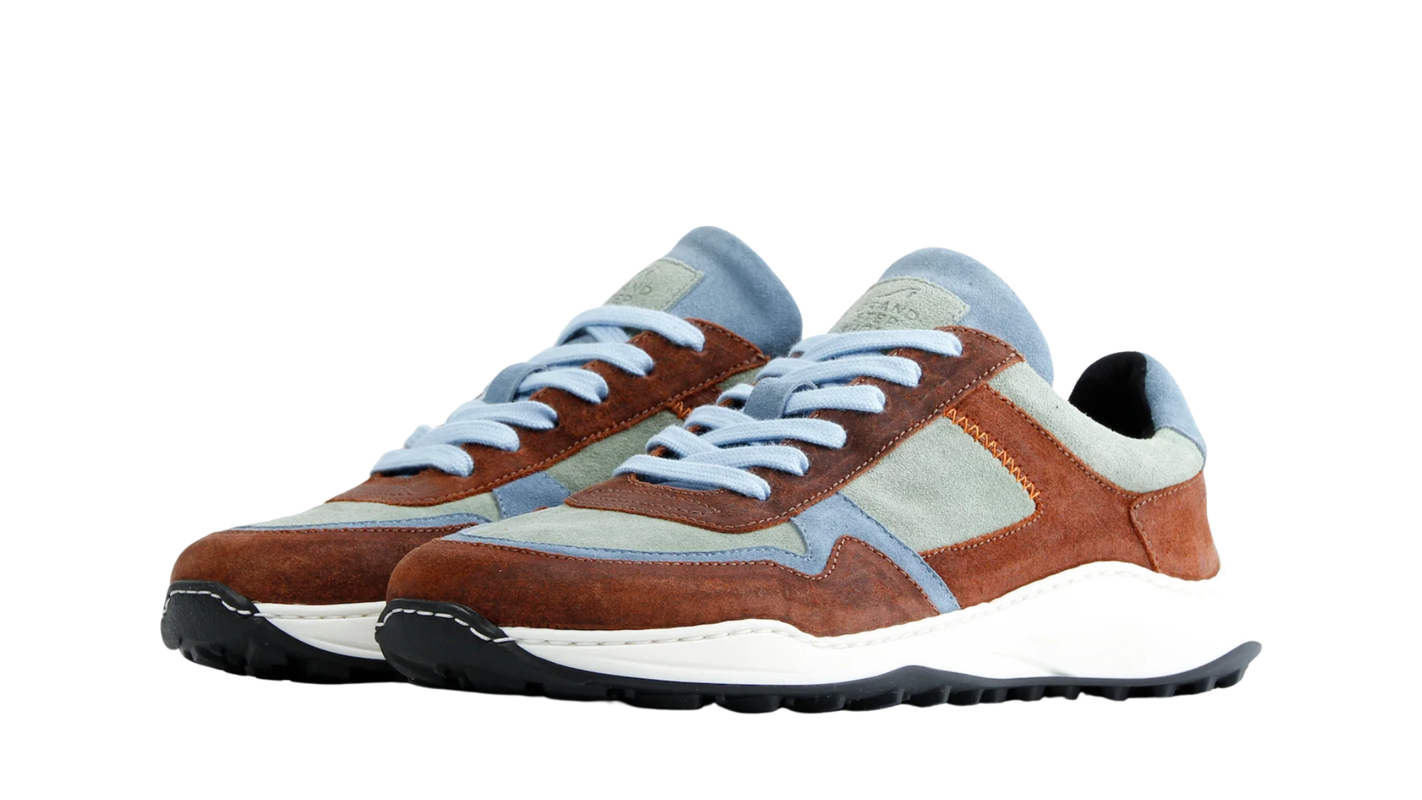 Paar Sneaker für Erwachsene mit Schnürung und breiter Zehenbox, schräge Vorderansicht