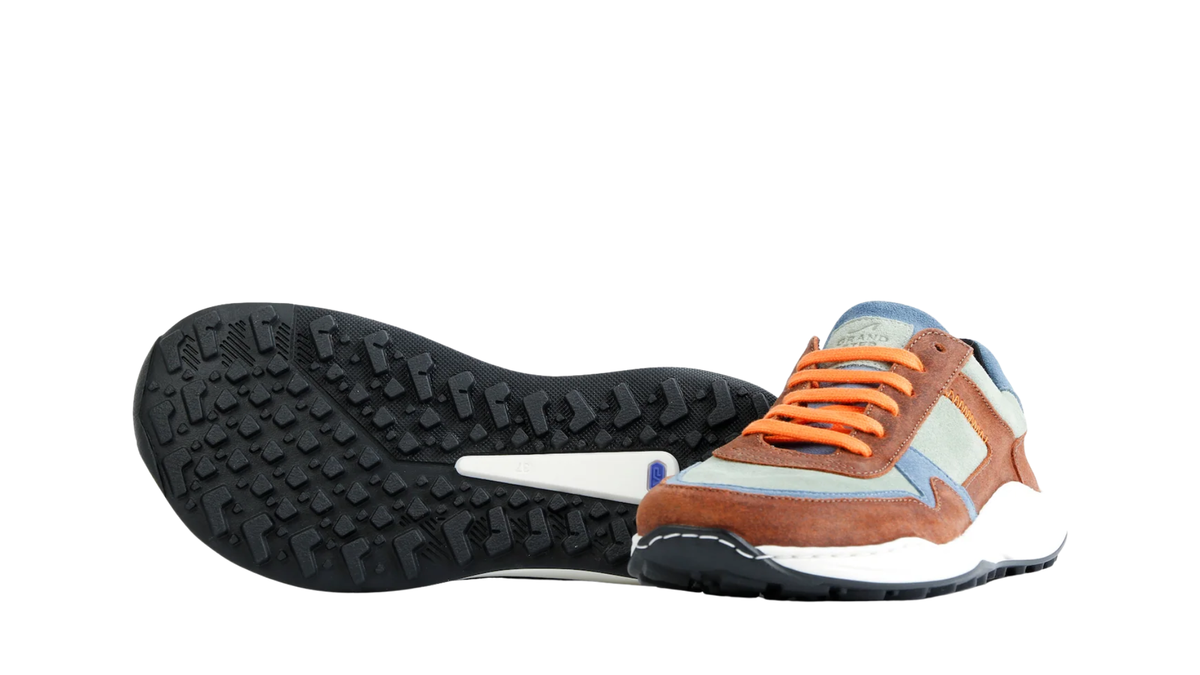 Paar Sneaker für Erwachsene mit profilierter Laufsohle, Schnürung und breiter Zehenbox, Ansicht von unten und vorn