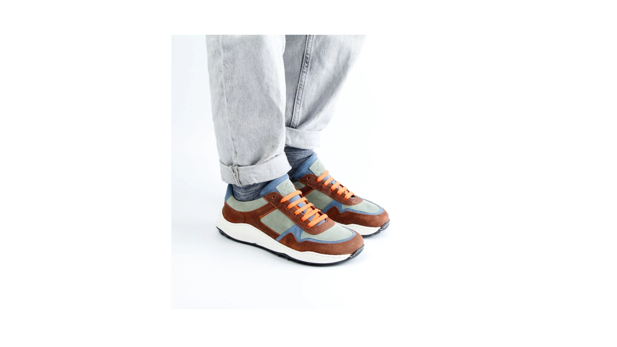 Sneaker für Erwachsene beim Tragen, schräge Vorderansicht