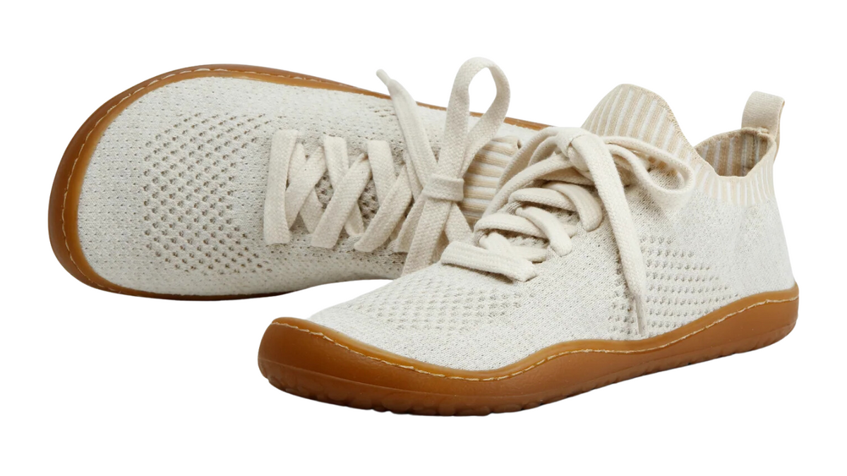 Barfußschuh mit Schnürsenkeln, geschlossener Zehenbox und geschlossenem Fersenbereich, flexible Sohle, schräge Vorderansicht als Paar