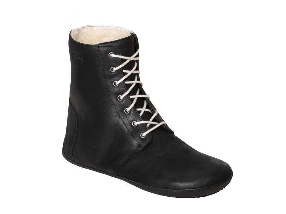 Barfußwinterstiefel, geschlossene Zehen und geschlossener Fersenbereich, Schnürsenkel, flexible Sohle, einzelner Schuh, schräge Vorderansicht