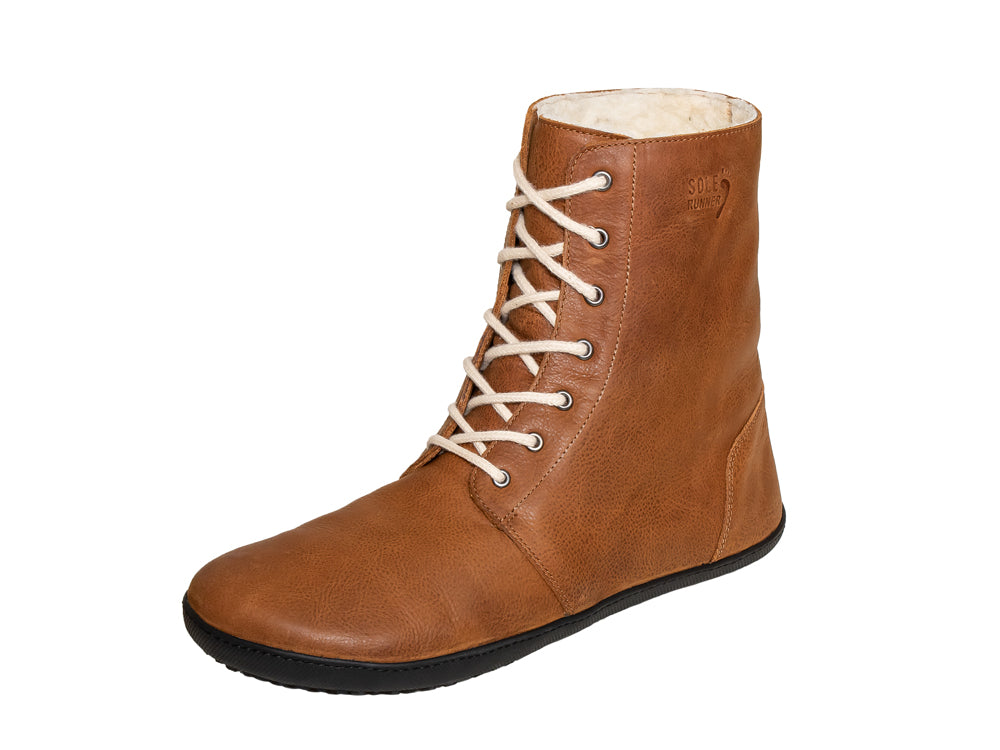 Barfußwinterstiefel, geschlossene Zehen und geschlossener Fersenbereich, Schnürsenkel, flexible Sohle, einzelner Schuh, schräge Vorderansicht