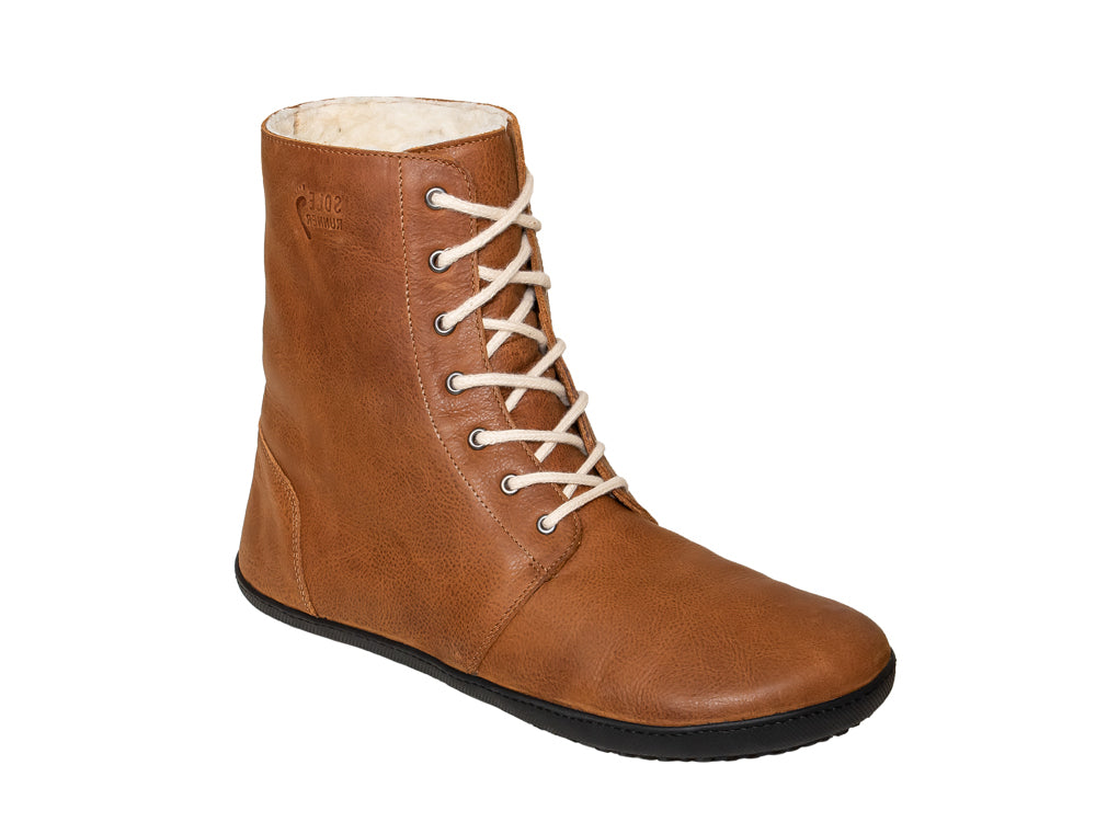 Barfußwinterstiefel, geschlossene Zehen und geschlossener Fersenbereich, Schnürsenkel, flexible Sohle, einzelner Schuh, schräge Vorderansicht