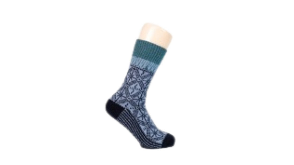 Socken ohne separate Zehen, wadenhoher Schaft, elastischer Bund, gemustertes Schaftteil, verstärkter Fersen- und Zehenbereich, Seitenansicht außen