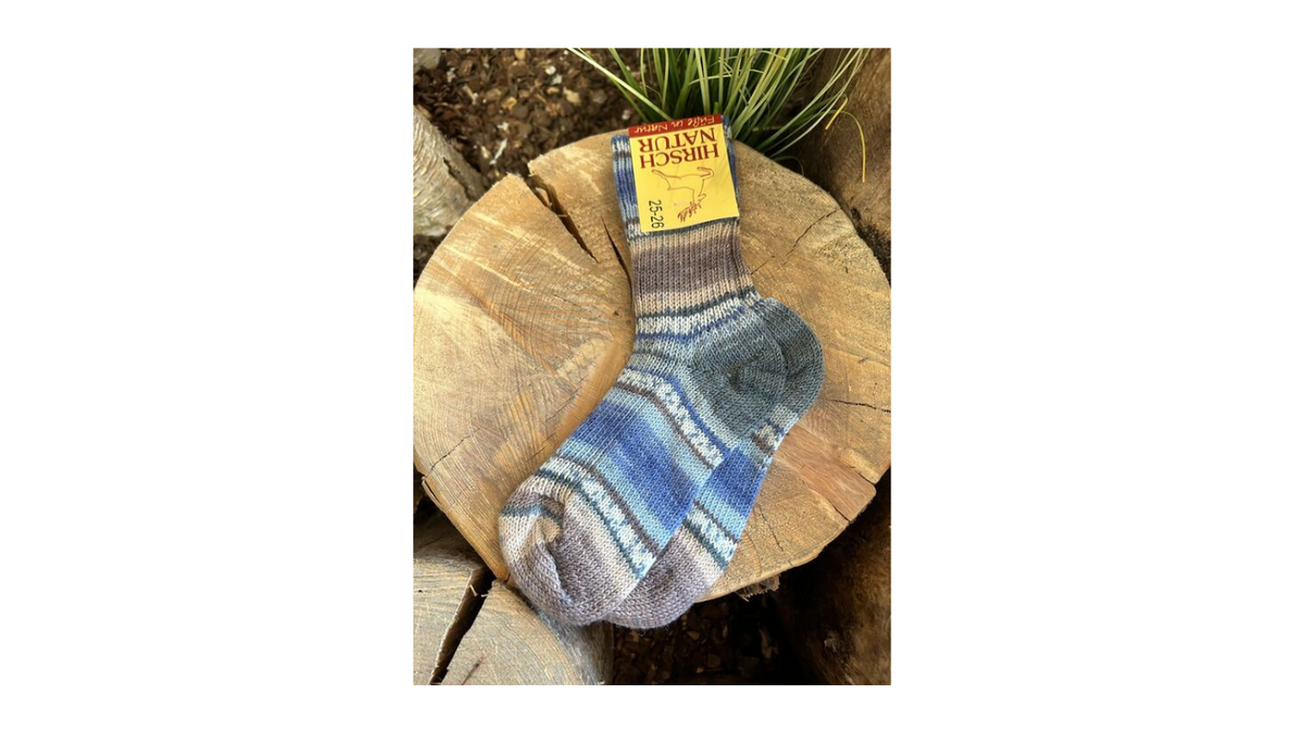 Socken ohne separate Zehen, wadenhoher Schaft, elastischer Bund, gestreiftes Strickmuster, verstärkter Fersen- und Zehenbereich, schräge Vorderansicht