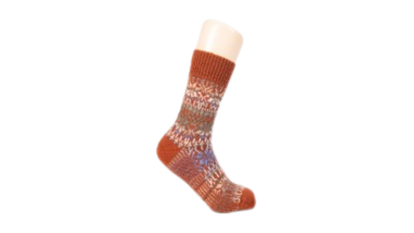 Socken ohne separate Zehen, wadenhoher Schaft, elastischer Bund, gemustertes Schaftteil, getragen am Fuß, Seitenansicht außen