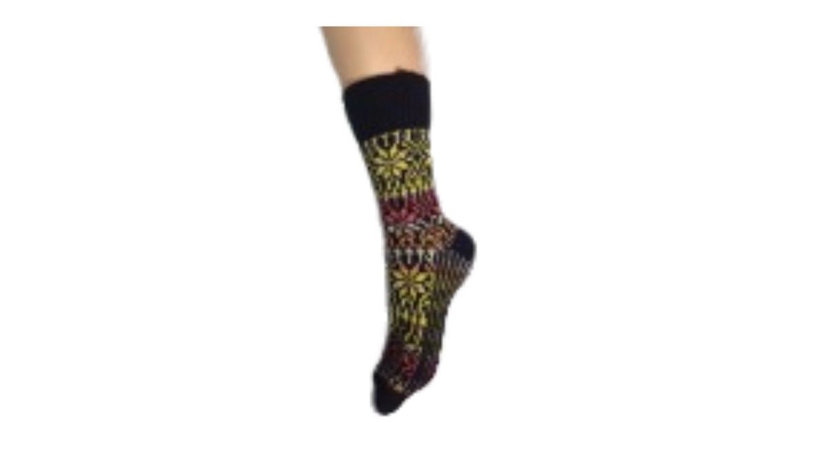 Socken ohne separate Zehen, wadenhoher Schaft, elastischer Bund, gemustertes Schaftteil, getragen am Fuß, Seitenansicht außen
