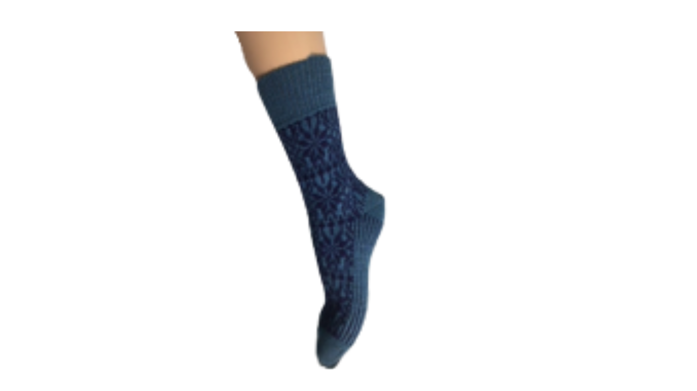 Socken ohne separate Zehen, wadenhoher Schaft, elastischer Bund, gemustertes Schaftteil, getragen am Fuß, Seitenansicht außen