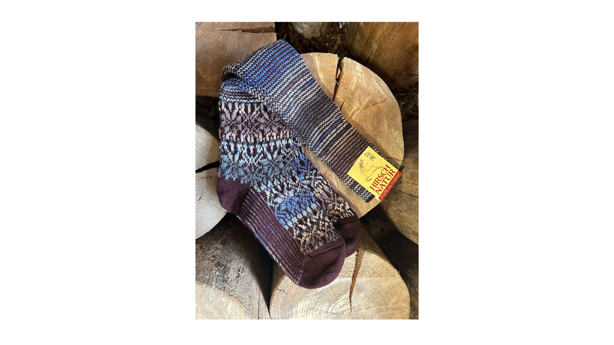 Socken ohne separate Zehen, knielanger Schaft, elastischer Bund, gemustertes Schaftteil, verstärkter Fersen- und Zehenbereich, Draufsicht