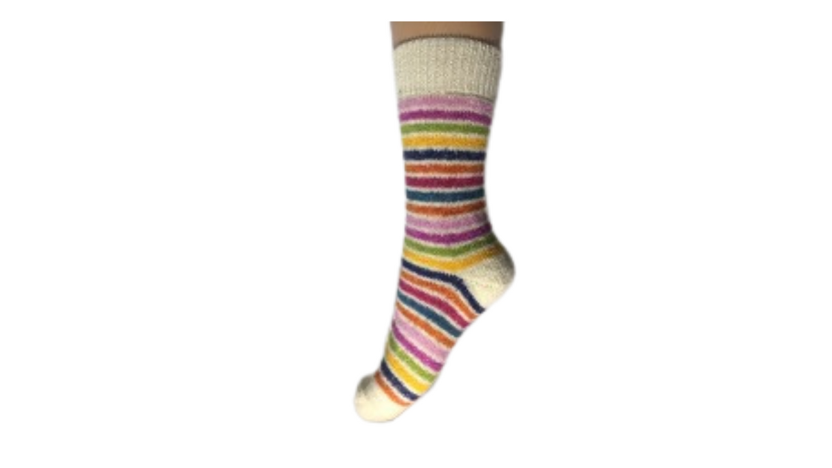 Socken ohne separate Zehen, wadenhoher Schaft, elastischer Bund, gestreiftes Strickmuster, verstärkter Fersen- und Zehenbereich, schräge Vorderansicht