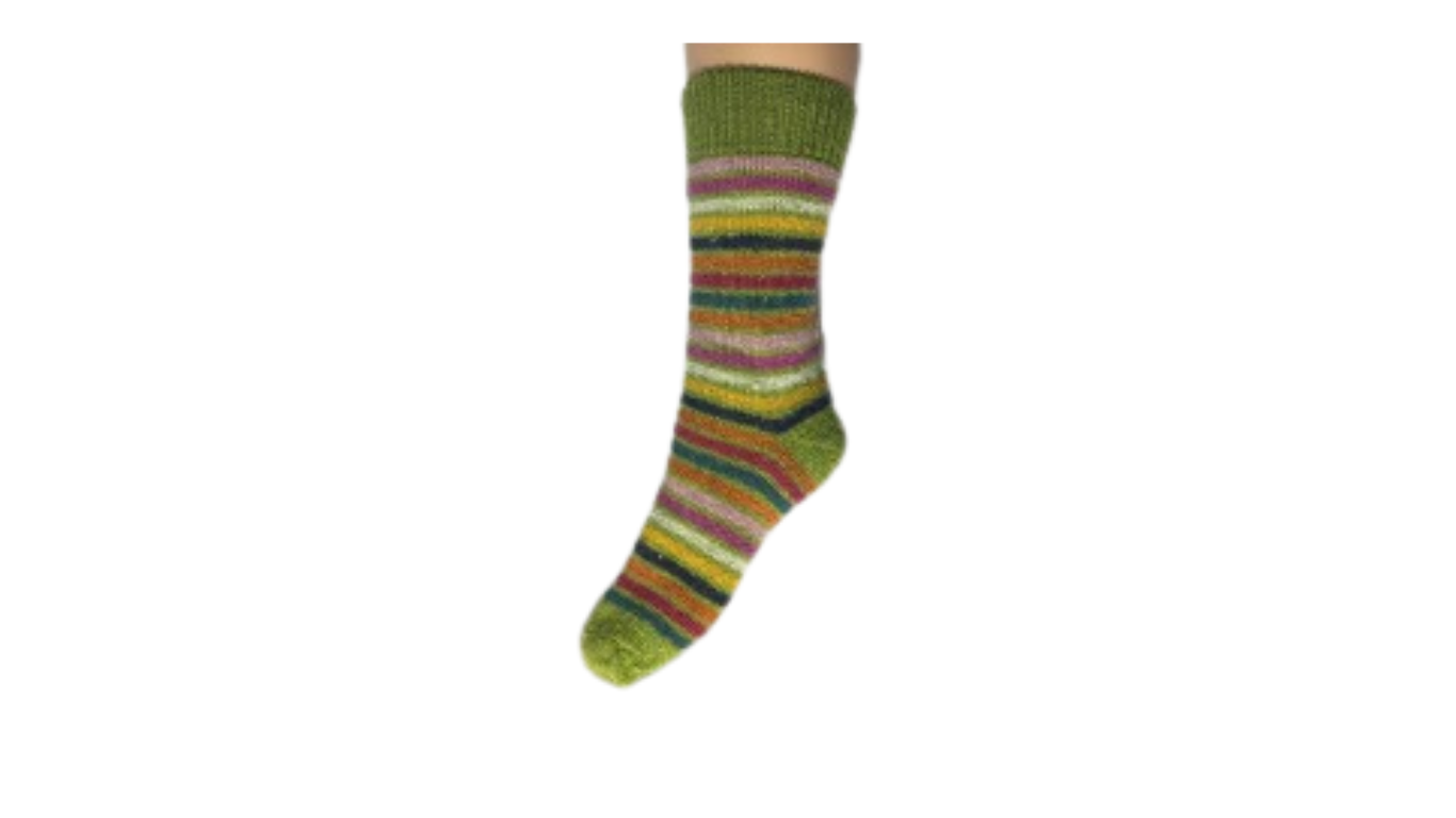 Socken ohne separate Zehen, wadenhoher Schaft, elastischer Bund, gestreiftes Strickmuster, verstärkter Fersen- und Zehenbereich, schräge Vorderansicht
